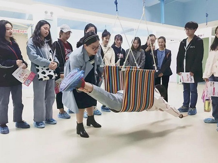 江漢大學學生體驗感統訓練